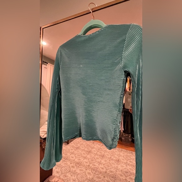 Free People soft and shimmery turquoise cropped long sleeve top - Picture 4 of 8